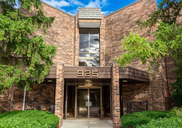 Photo 2 of Condo for sale at 925 Spring Hl Dr #311, Northbrook, IL 60062 | MLS# 12758188 | Listing updated on 2026-09-13