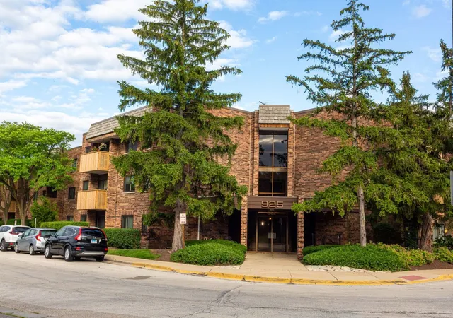 Listing Photo 3 - Condo for sale in building located at 925 Spring Hl Dr, Northbrook, IL 60062 - Unit #311