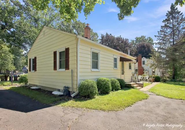 Photo 3 of Single family home for sale at 716 Kirkwood Ave, Winthrop Harbor, IL 60096 | MLS# 12758190 | Listing updated on 2026-09-30