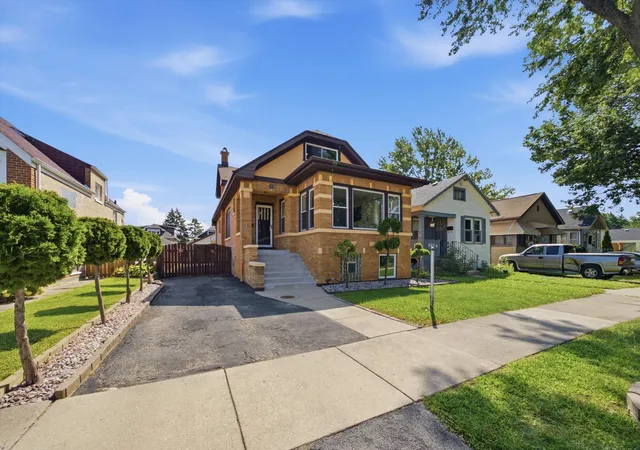 Photo 3 of Single family home for sale at 3827 S Ridgeland Ave, Berwyn, IL 60402 | MLS# 12758207 | Listing updated on 2026-09-29