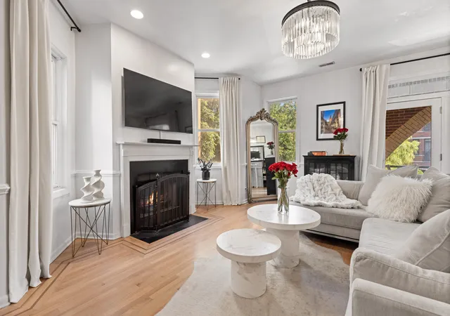 Listing Photo 4 - Condo for sale in building located at 4124 N Kenmore Ave, Chicago, IL 60613 - Unit #2N