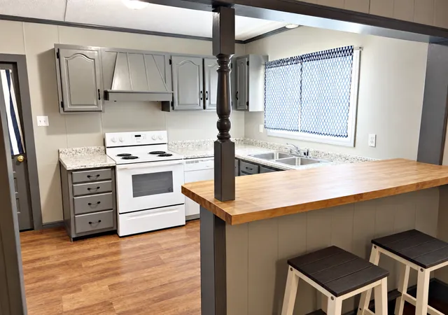 Photo 2 of Single family home for sale at 421 E 9th Street, Metropolis, IL 62960 | MLS# 12758215 | Listing updated on 2026-09-14