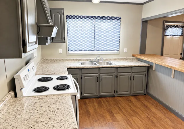 Photo 2 of Single family home for sale at 421 E 9th Street, Metropolis, IL 62960 | MLS# 12758215 | Listing updated on 2026-09-14
