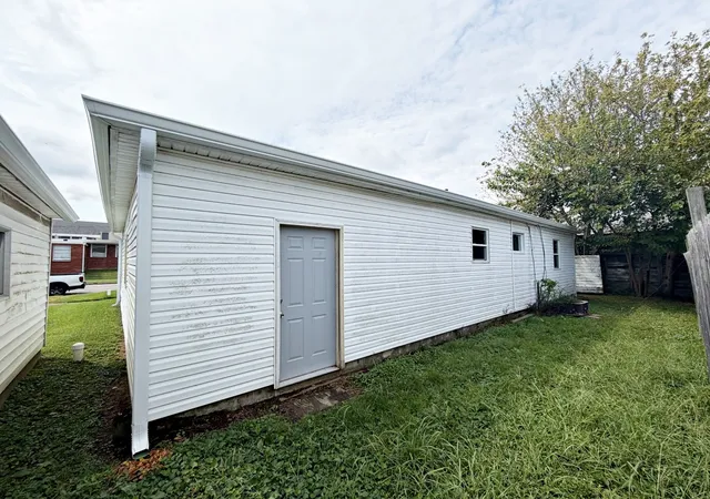 Photo 10 of Single family home for sale at 421 E 9th Street, Metropolis, IL 62960 | MLS# 12758215 | Listing updated on 2026-09-14