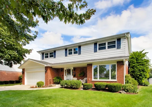 Photo 1 of Single family home for sale at 2424 E Miner St, Arlington Heights, IL 60004 | MLS# 12758239 | Listing updated on 2026-09-22