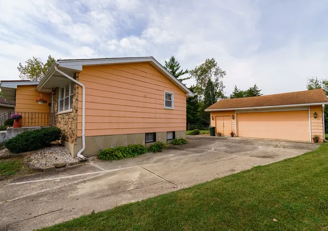 Photo 3 of Single family home for sale at 3423 Hickory Ln, Hazel Crest, IL 60429 | MLS# 12758251 | Listing updated on 2026-09-22