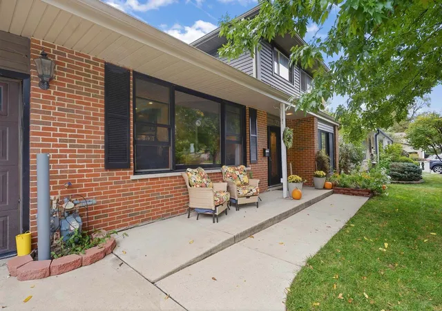 Photo 4 of Single family home for sale at 430 Spruce Dr, Schaumburg, IL 60193 | MLS# 12758258 | Listing updated on 2026-10-22