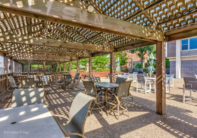Listing Photo 2 - Condo for sale in building located at 4250 N Marine Dr, Chicago, IL 60613 - Unit #2815