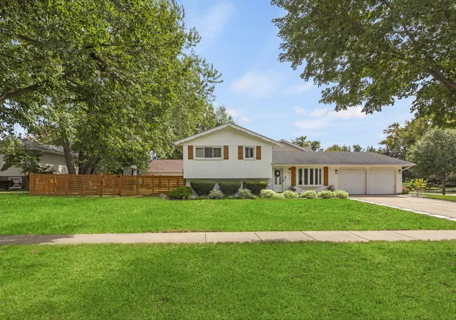 Photo 2 of Single family home for sale at 1717 Vassar Ct, Schaumburg, IL 60193 | MLS# 12758277 | Listing updated on 2026-09-23