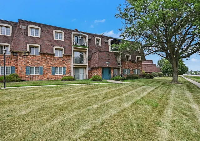 Listing Photo 2 - Condo for sale in building located at 17975 Amherst Ct, Country Club Hills, IL 60478 - Unit #203