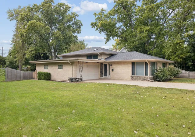 Photo 1 of Single family home for sale at 652 S Poplar Ave, Elmhurst, IL 60126 | MLS# 12758297 | Listing updated on 2026-09-27