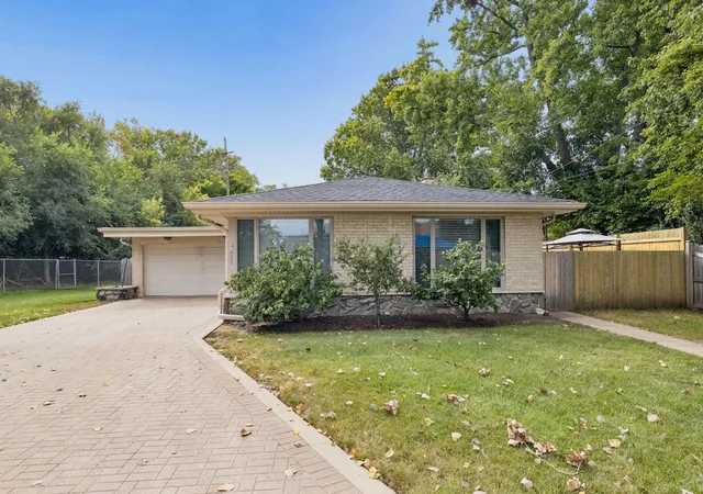 Photo 2 of Single family home for sale at 652 S Poplar Ave, Elmhurst, IL 60126 | MLS# 12758297 | Listing updated on 2026-09-27
