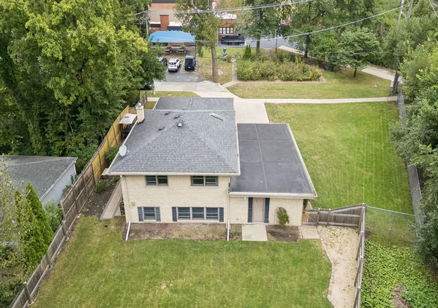 Photo 3 of Single family home for sale at 652 S Poplar Ave, Elmhurst, IL 60126 | MLS# 12758297 | Listing updated on 2026-09-27