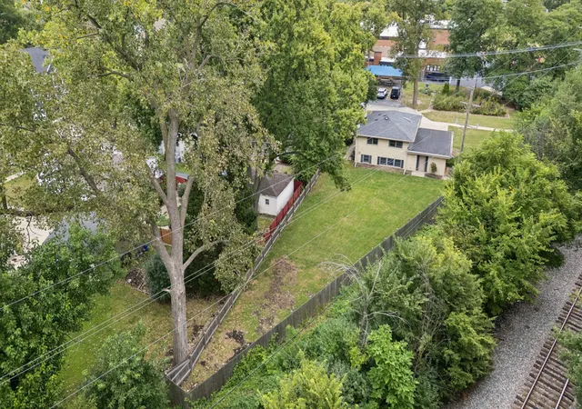 Photo 3 of Single family home for sale at 652 S Poplar Ave, Elmhurst, IL 60126 | MLS# 12758297 | Listing updated on 2026-09-27