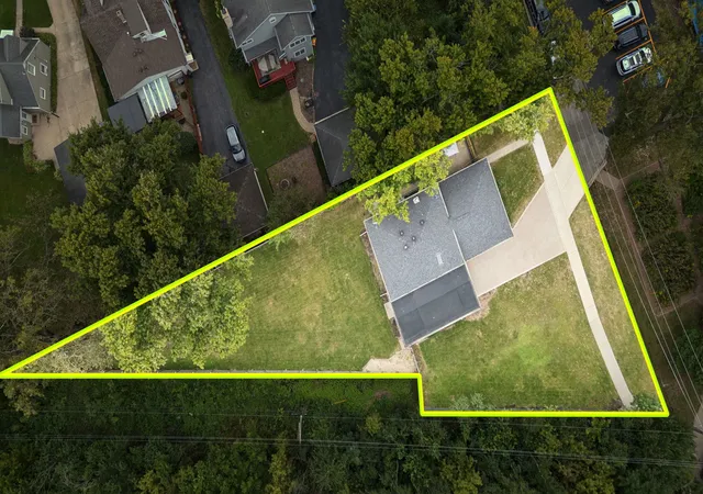 Photo 4 of Single family home for sale at 652 S Poplar Ave, Elmhurst, IL 60126 | MLS# 12758297 | Listing updated on 2026-09-27