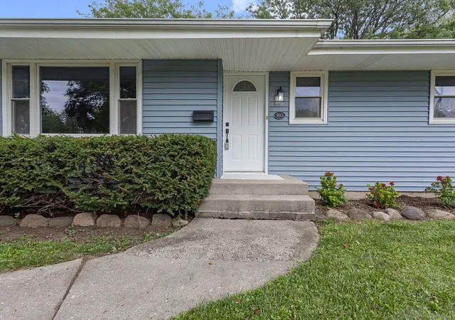 Photo 2 of Single family home for sale at 903 W 10th Street, Belvidere, IL 61008 | MLS# 12758315 | Listing updated on 2026-09-19