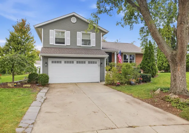 Photo 1 of Single family home for sale at 10 Canterbury Ct, Streamwood, IL 60107 | MLS# 12758325 | Listing updated on 2026-09-17