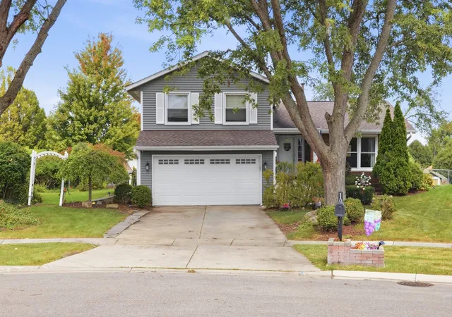 Photo 2 of Single family home for sale at 10 Canterbury Ct, Streamwood, IL 60107 | MLS# 12758325 | Listing updated on 2026-10-03