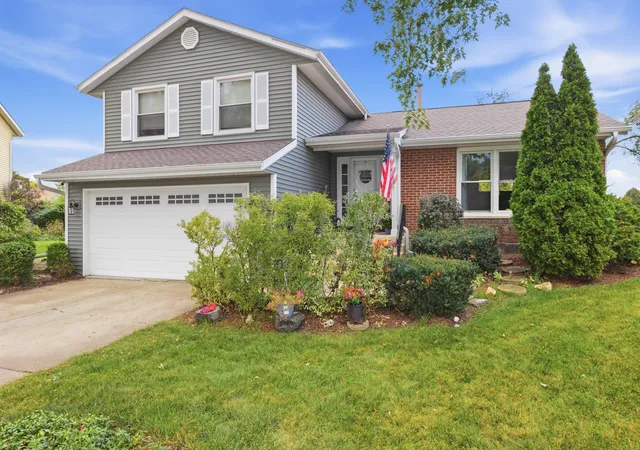 Photo 3 of Single family home for sale at 10 Canterbury Ct, Streamwood, IL 60107 | MLS# 12758325 | Listing updated on 2026-09-17