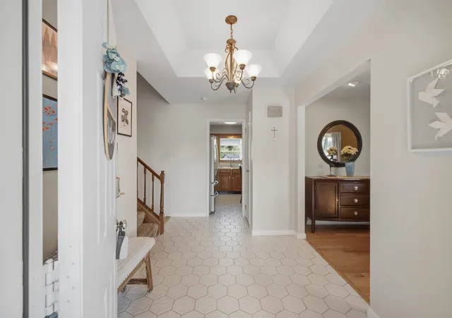 Photo 3 of Single family home for sale at 10 Canterbury Ct, Streamwood, IL 60107 | MLS# 12758325 | Listing updated on 2026-09-17