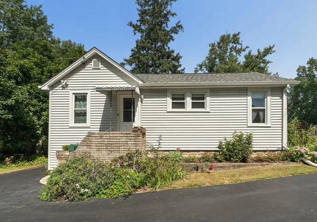 Photo 3 of Single family home for sale at 150 E 2nd Avenue, New Lenox, IL 60451 | MLS# 12758346 | Listing updated on 2026-10-15