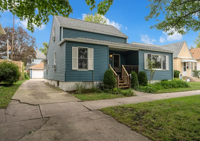 Single family home for sale at 412 E Jackson St, Morris, IL 60450 | MLS# 12758366