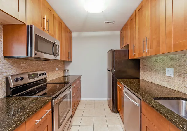 Photo 4 of Condo for sale at 1464 Stonebridge Cir #E3, Wheaton, IL 60189 | MLS# 12758368 | Listing updated on 2026-10-22