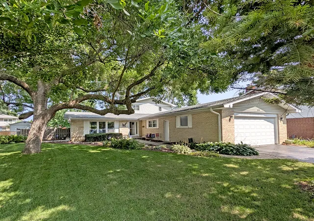 Photo 1 of Single family home for sale at 910 E Cherry Ln, Arlington Heights, IL 60004 | MLS# 12758378 | Listing updated on 2026-10-03