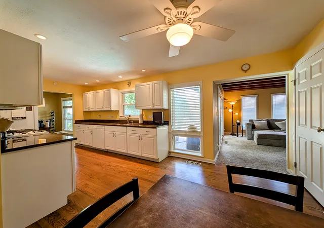 Photo 4 of Single family home for sale at 910 E Cherry Ln, Arlington Heights, IL 60004 | MLS# 12758378 | Listing updated on 2026-10-03