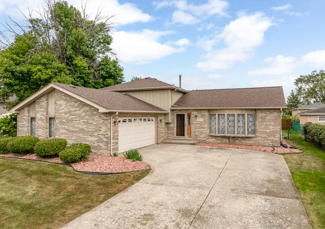 Single family home for sale at 8515 Leclaire Ave, Burbank, IL 60459 | MLS# 12758392