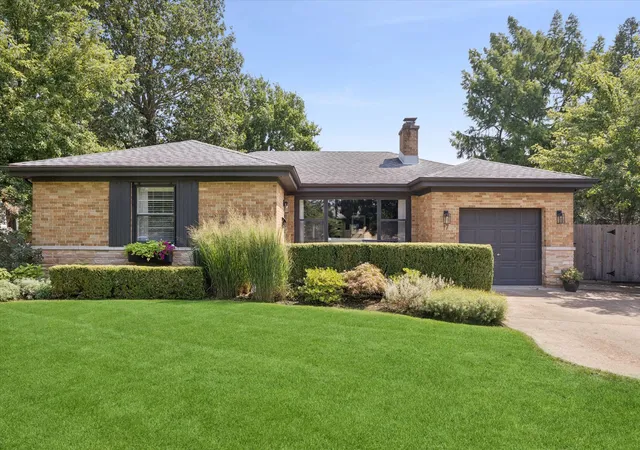 Photo 1 of Single family home for sale at 17 Golf Ave, Clarendon Hills, IL 60514 | MLS# 12758417 | Listing updated on 2026-09-27