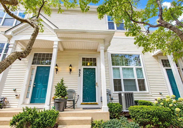 Photo 1 of Townhouse for sale at 935 S Darla Ct, Waukegan, IL 60085 | MLS# 12758441 | Listing updated on 2026-10-06