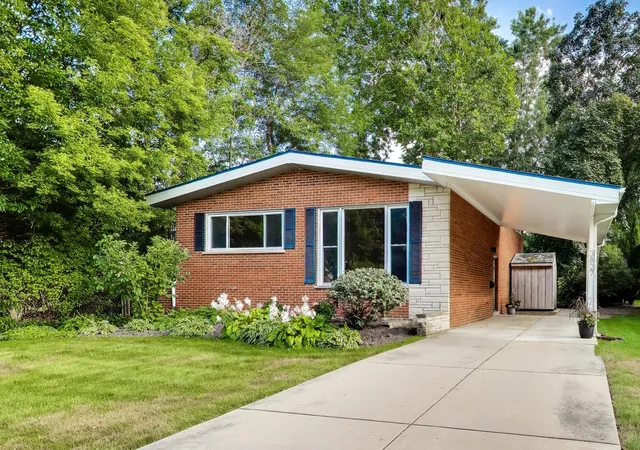 Photo 2 of Single family home for sale at 3827 White Cloud Dr, Skokie, IL 60076 | MLS# 12758451 | Listing updated on 2026-10-03