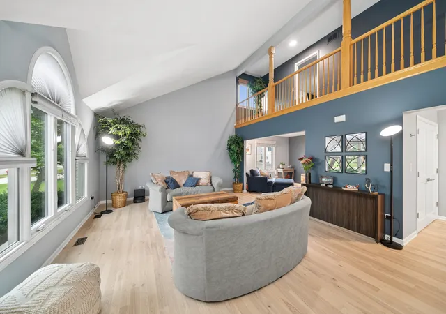 Photo 1 of Single family home for sale at 8122 Hampton Dr, Woodridge, IL 60517 | MLS# 12758460 | Listing updated on 2026-09-21