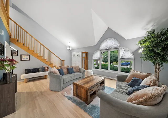 Photo 3 of Single family home for sale at 8122 Hampton Dr, Woodridge, IL 60517 | MLS# 12758460 | Listing updated on 2026-09-21