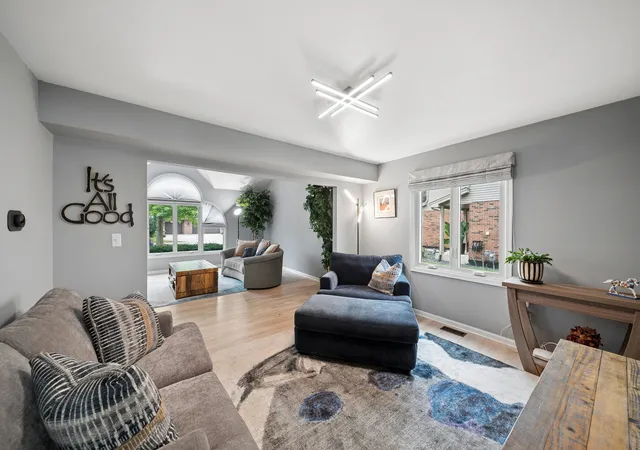 Photo 4 of Single family home for sale at 8122 Hampton Dr, Woodridge, IL 60517 | MLS# 12758460 | Listing updated on 2026-09-21