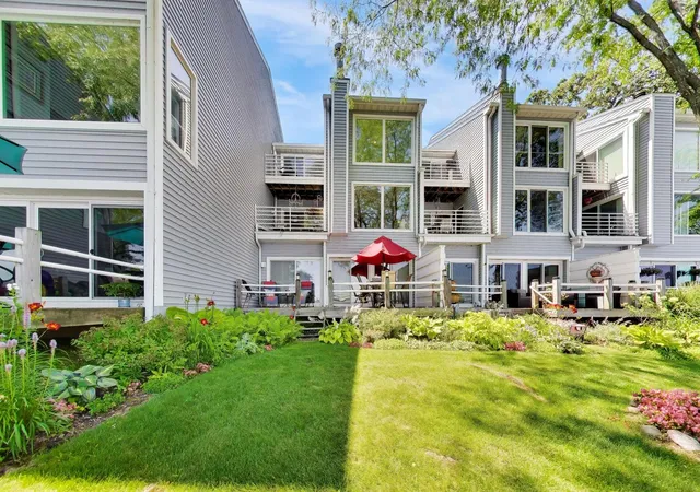 Photo 3 of Townhouse for sale at 26443 N Ridge Ct, Mundelein, IL 60060 | MLS# 12758481 | Listing updated on 2026-09-19