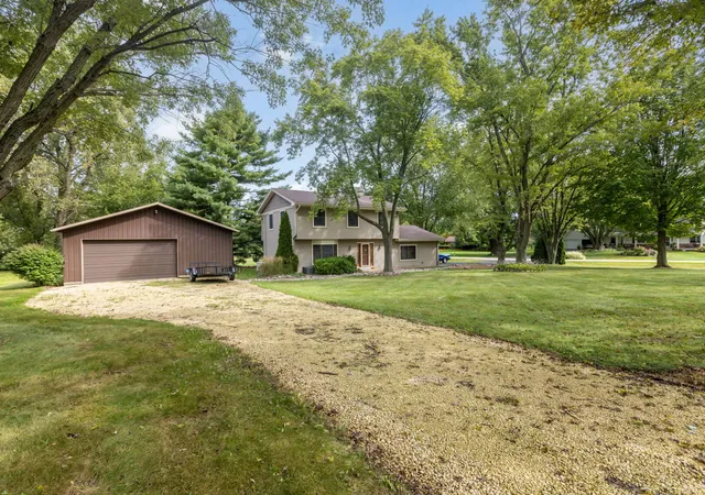 Photo 3 of Single family home for sale at 9718 Knolltop Rd, Union, IL 60180 | MLS# 12758482 | Listing updated on 2026-09-24