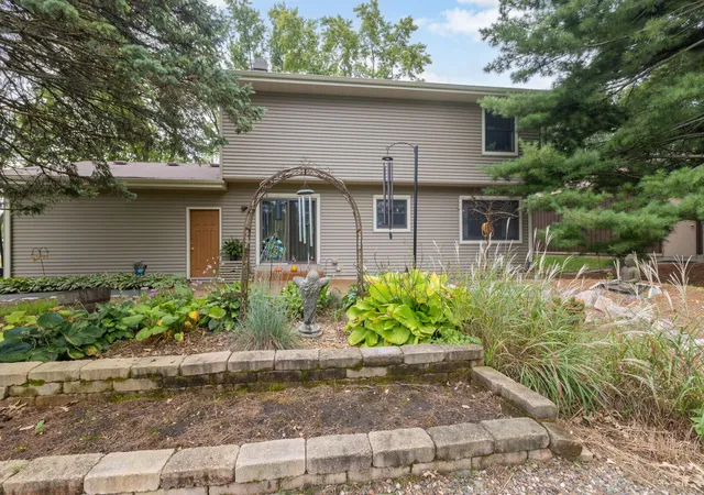 Photo 3 of Single family home for sale at 9718 Knolltop Rd, Union, IL 60180 | MLS# 12758482 | Listing updated on 2026-09-24