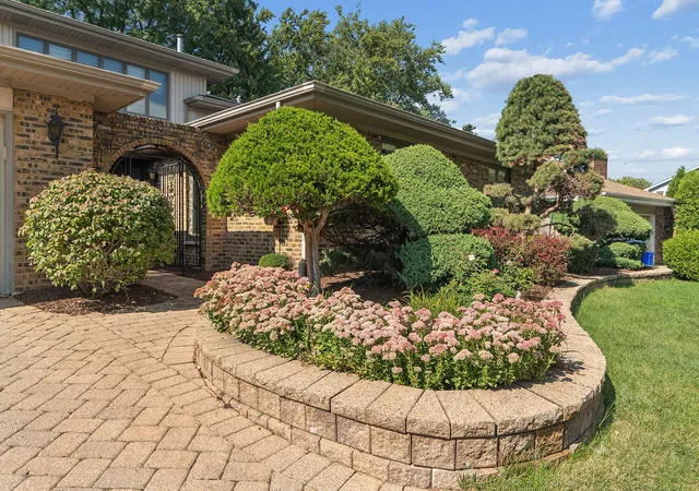 Photo 3 of Single family home for sale at 7202 Gold Grv Pl, Darien, IL 60561 | MLS# 12758522 | Listing updated on 2026-09-24