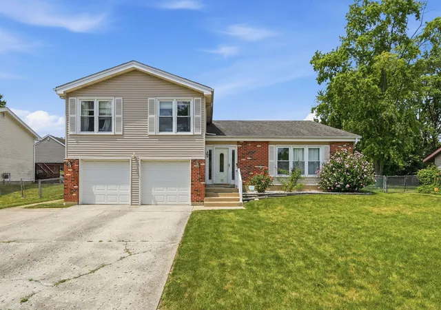 Photo 1 of Single family home for sale at 316 Plymouth Ln, Bloomingdale, IL 60108 | MLS# 12758541 | Listing updated on 2026-09-14