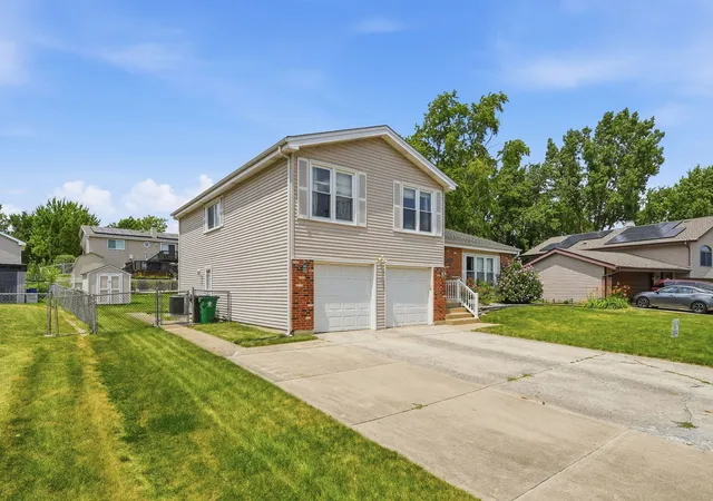 Photo 2 of Single family home for sale at 316 Plymouth Ln, Bloomingdale, IL 60108 | MLS# 12758541 | Listing updated on 2026-09-14