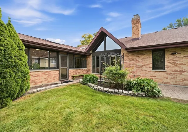 Photo 2 of Single family home for sale at 254 Wood Glen Ln, Oak Brook, IL 60523 | MLS# 12758543 | Listing updated on 2026-09-23