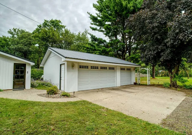 Photo 3 of Single family home for sale at 3272 Tammy Ln, Thomson, IL 61285 | MLS# 12758562 | Listing updated on 2026-09-22