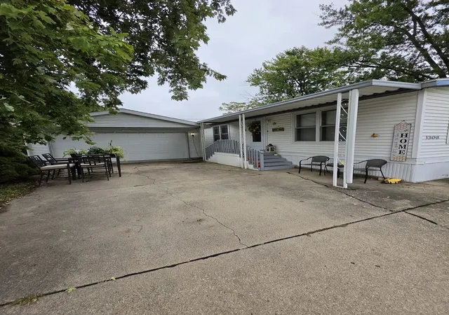 Photo 3 of Manufactured home for sale at 1306 13th Street, Bloomington, IL 61704 | MLS# 12758572 | Listing updated on 2026-10-05