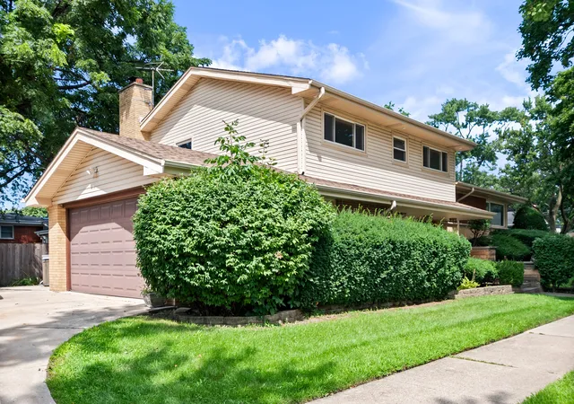 Photo 3 of Single family home for sale at 600 Florence Dr, Park Ridge, IL 60068 | MLS# 12758573 | Listing updated on 2026-09-14
