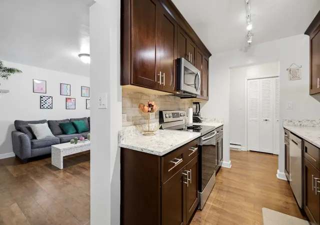 Listing Photo 5 - Condo for sale in building located at 9812 S Karlov Ave, Oak Lawn, IL 60453 - Unit #4D