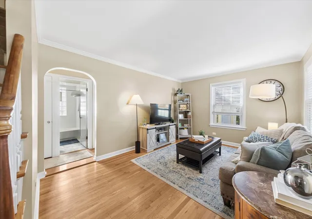 Photo 3 of Single family home for sale at 127 Hiawatha Dr, Clarendon Hills, IL 60514 | MLS# 12758620 | Listing updated on 2026-09-24