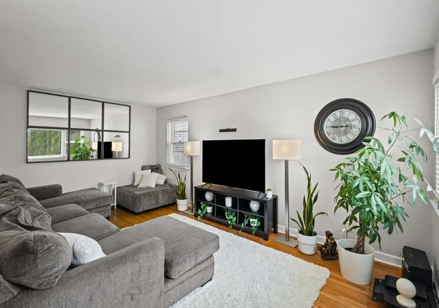 Photo 2 of Single family home for sale at 274 N Highview Ave, Elmhurst, IL 60126 | MLS# 12758636 | Listing updated on 2026-09-14