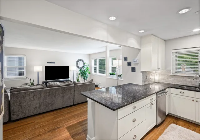 Photo 4 of Single family home for sale at 274 N Highview Ave, Elmhurst, IL 60126 | MLS# 12758636 | Listing updated on 2026-09-14